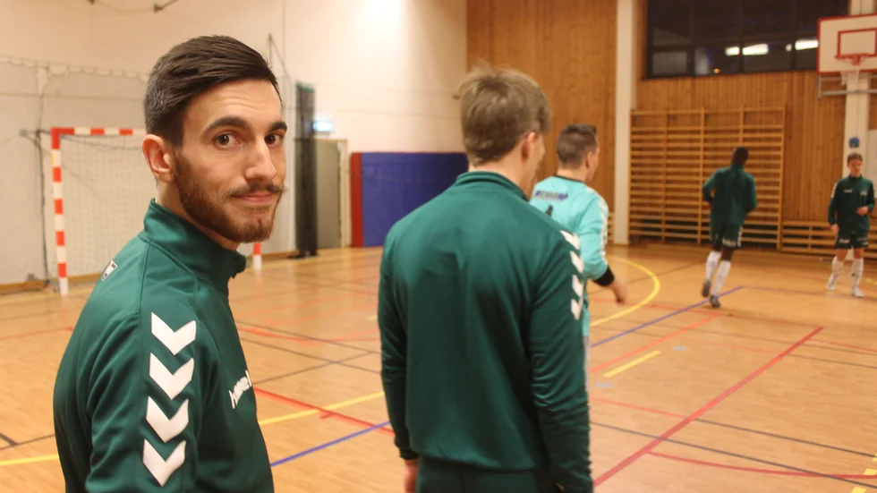 Sarkis Baginjan var tilbaka efter sin avstängning och blev målskytt direkt när Vadstena besegrade Vikingstad och såg till att hoppet om fortsatt spel i femman lever. 