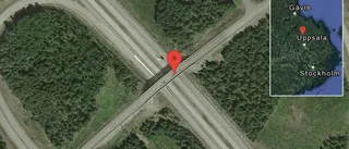Stillastående personbil på E4 - helt stopp i ett körfält