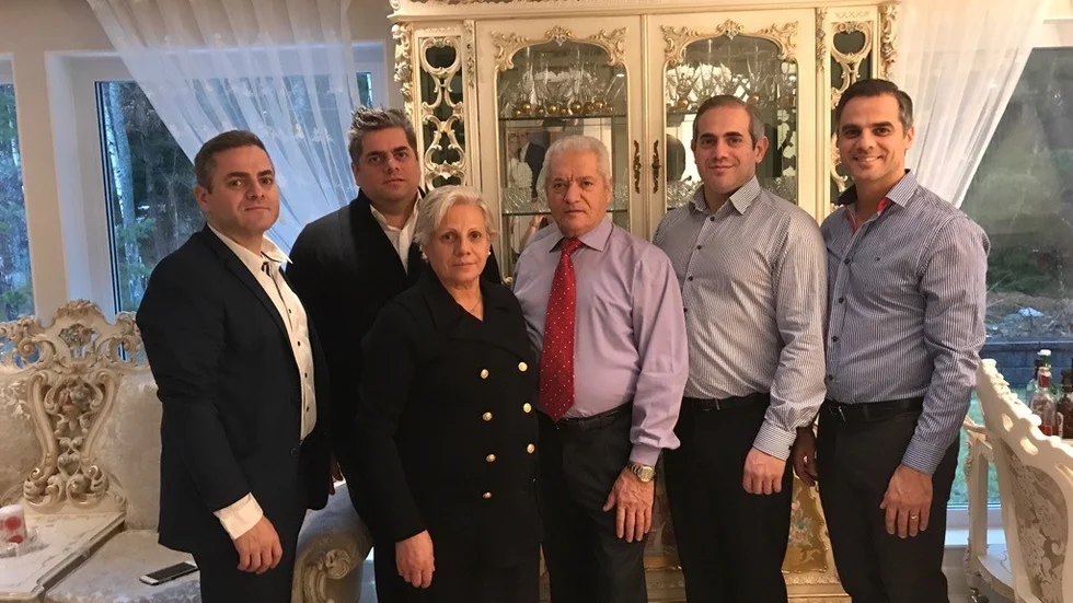 Familjen Abdalla består av Morad, Dany, mamman Nejme, pappan Sabri , Sami och Dori. 