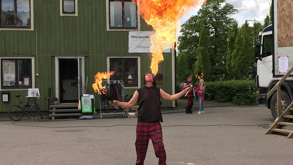 Gycklaren Curry sprutade eld under förra årets Tjällmo marknad.