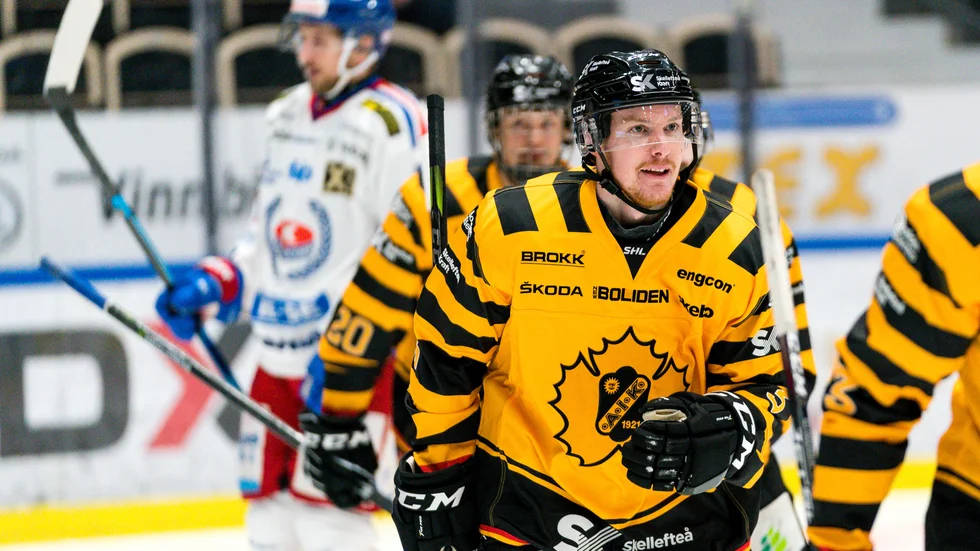 Niclas Burström gjorde mål i sin debut som center. Nu kommer anledningen varför han blev framflyttad i banan.