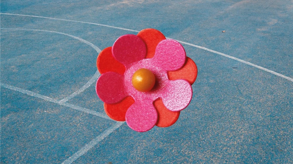 Trots många sålda digitala majblommor nås inte samma resultat som när blomman säljs på gator och torg.