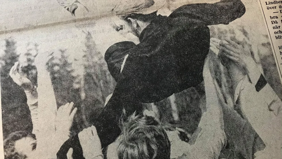 Kuriren för 50 år sedan: Glädjen var stor i KAIK-lägret efter årets första seger i div. V. Raskt åkte matchhjälten "Totte" Sköld i luften.