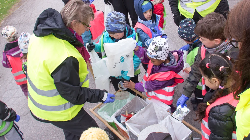 Vi måste göra en översyn och omfördela medel till förskolan, för att barngrupperna ska kunna bli mindre, säger Ewa Callhammar (L).