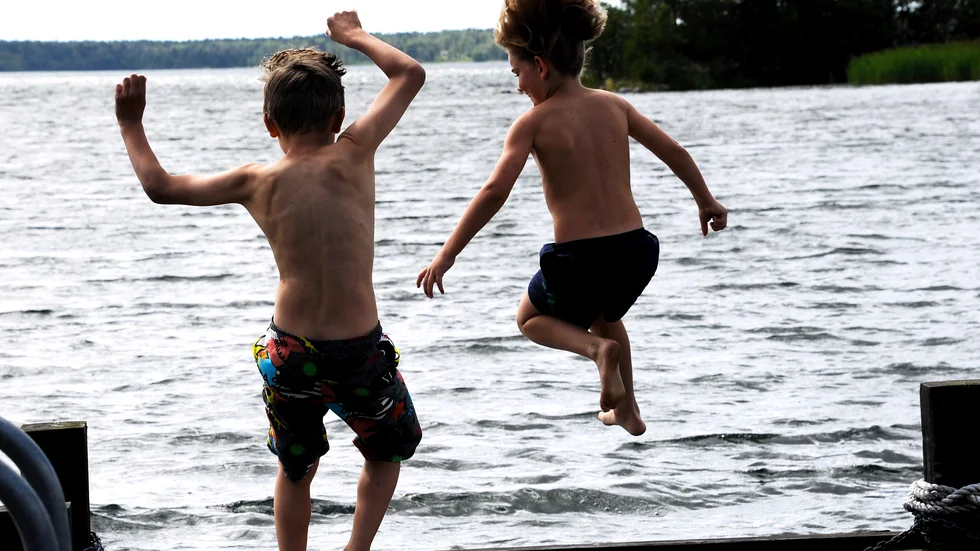 Skribenten uppmanar till att genomföra evenemang för barnen i sommar i stället för att ställa in helt.