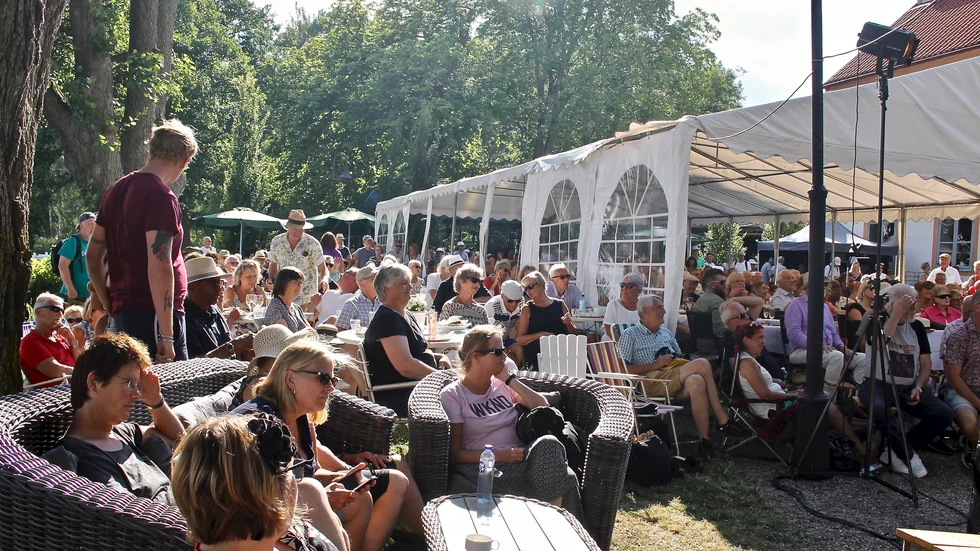 Är det bra väder brukar arrangemang med livemusik dra storpublik till Stora Djulö Herrgård på somrarna. Bilden är från Katrineholm jazz- och bluesfestival sommaren 2019, som blev något av en folkfest.