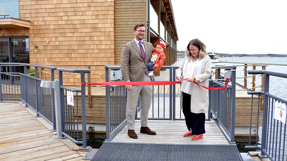 Calle och Anna Hydbom Ulvaeus, och dottern Hedvig, inviger Slottsholmens flytande hotell.