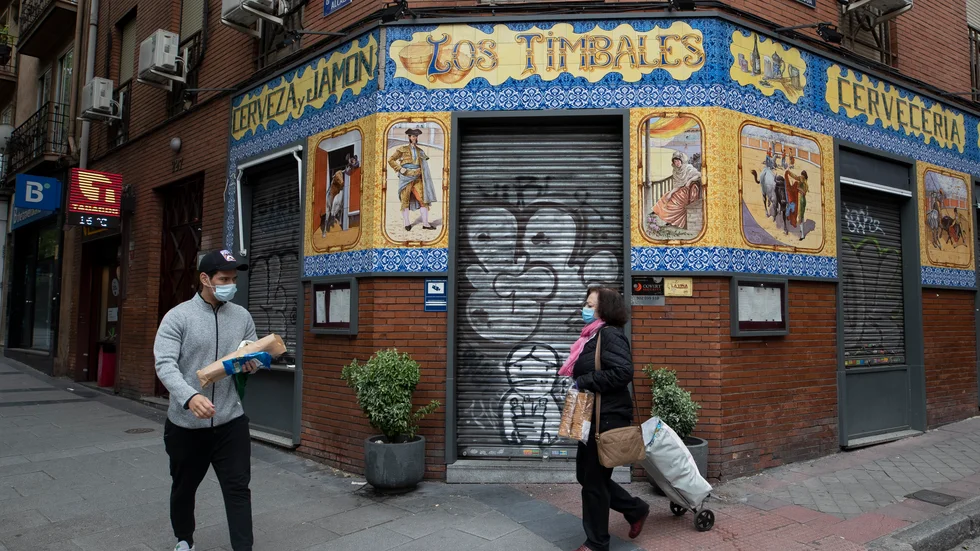 En coronastängd bar i Madrid i Spanien, där arbetslösheten steg till 14,5 procent under mars månad. Arkivfoto.