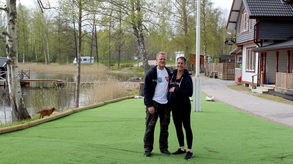 "Allting löser sig på ett eller annat sätt, man får bara ändra om och tänka om." säger Elisabeth Wolmeryd. Här står paret på det nya konstgräset för minigolfen. 