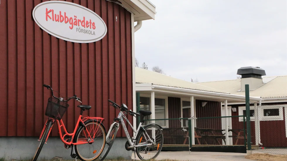 Vid bland annat Klubbgärdets förskola har försiktighetsåtgärderna i coronatider fått konsekvenser. En mamma som inte får gå in tvingas ersätta borttappade saker och  kläder, vilket tär på ekonomin.