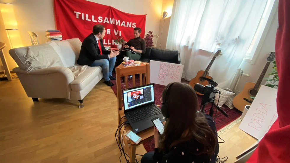 Enligt Tobias Smedberg, som här pratar med partikollegan Per-Markus Risman i direktsändning, var det aldrig ett alternativ för V i Uppsala att ställa in förstamaj-firandet.
