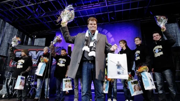 Ordföranden Johan Thuresson på lastbilsflaket på torget när Piraterna hyllades för SM-guldet 2011. "Ligger alltid högt på min lista av underbara minnen", säger Thuresson i dag.