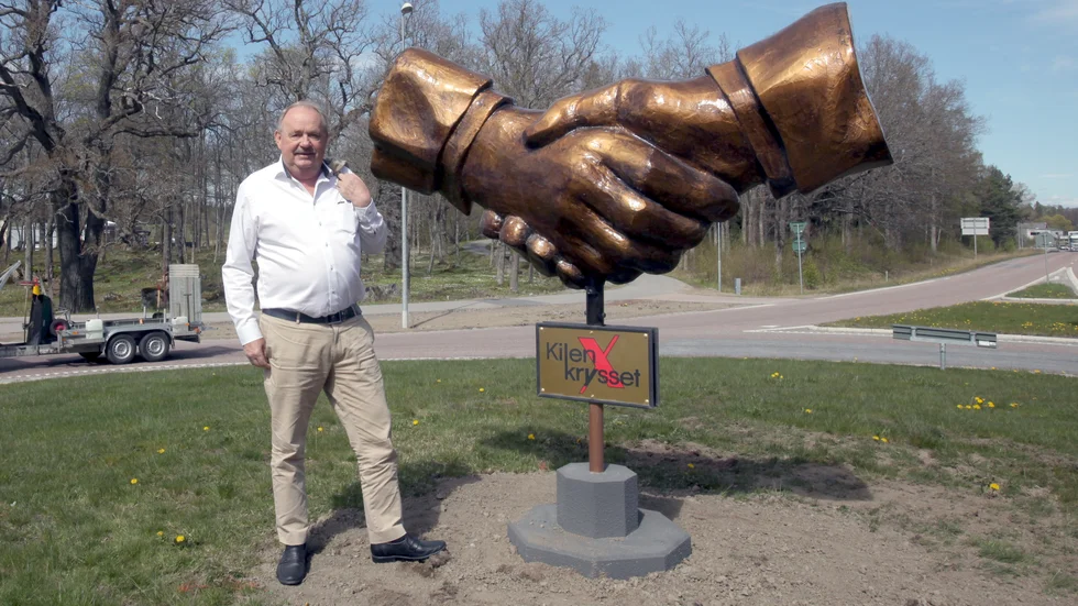 Jan Persson framför handslaget mitt i rondellen i Biskopskvarnsleden. "Det är vår symbol sedan tio år."