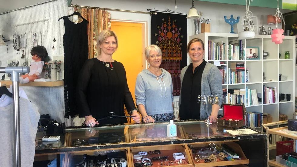 Personal från Byske-Fällfors församling återöppnar second hand-butiken som ligger på Storgatan.