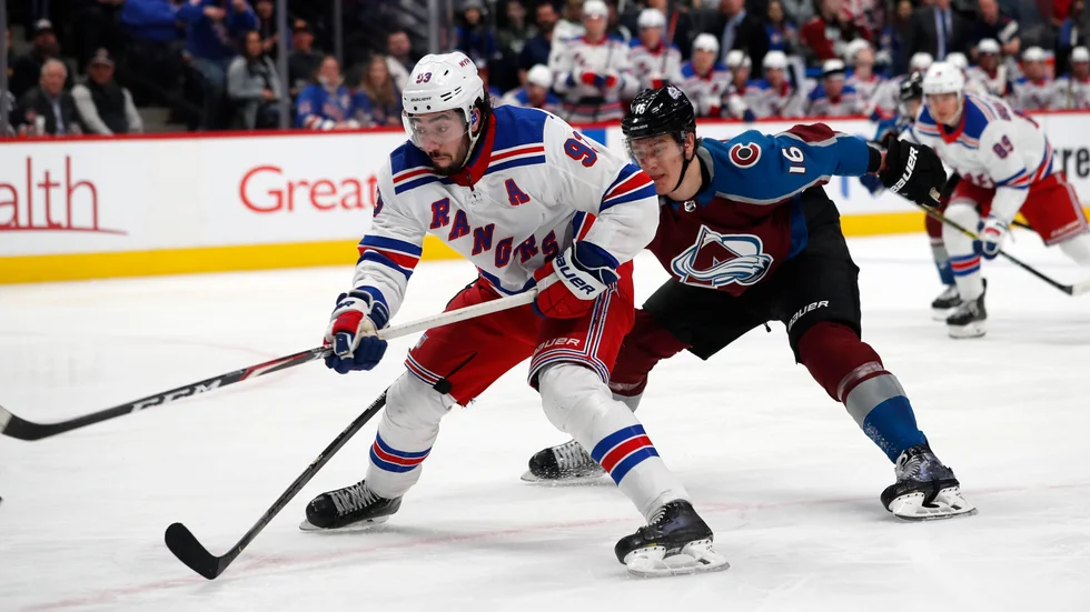 New York Rangers Mika Zibanejad, till vänster, leder den svenska poängligan i årets NHL-säsong, som är pausad. Arkivbild.