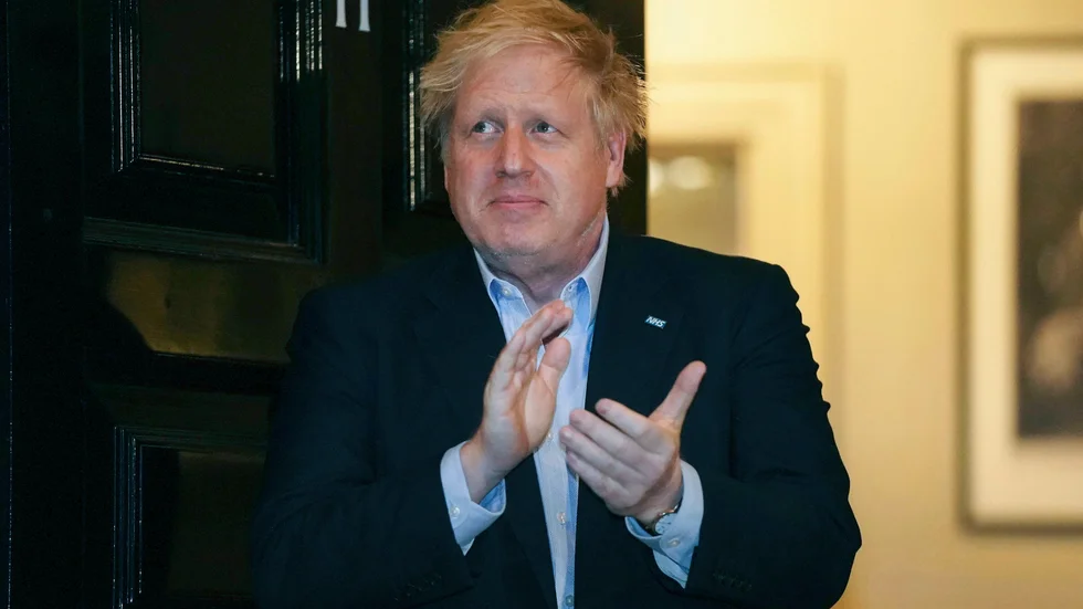 Storbritanniens premiärminister Boris Johnson när han den 2 april hyllar landets sjukvårdspersonal med en applåd. Några dagar senare blev han själv inlagd på sjukhus efter att hans besvär blivit värre sedan han smittats av coronaviruset. Arkivbild.