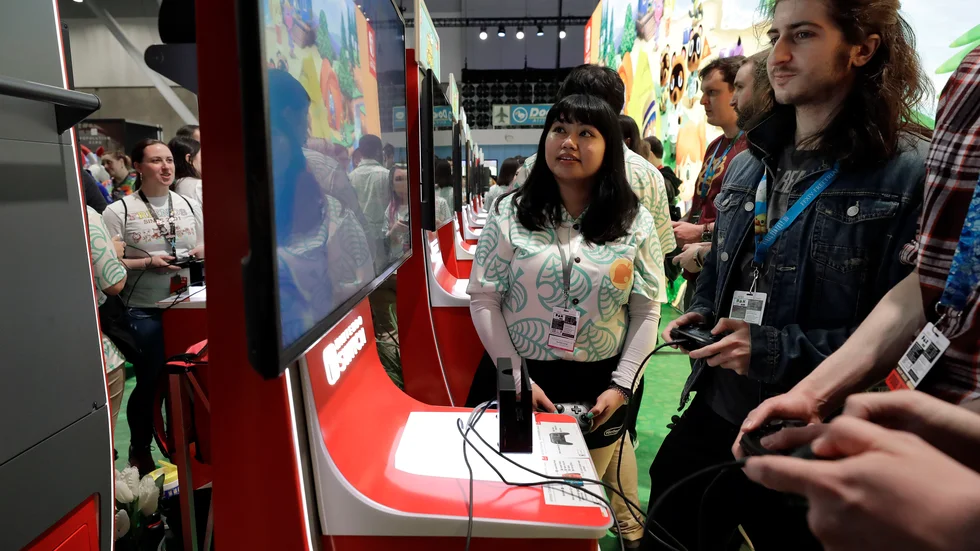 "Animal crossing: New horizon" lanserades i mars. Besökare på Pax East-mässan i Boston testar spelet. Arkivbild.
