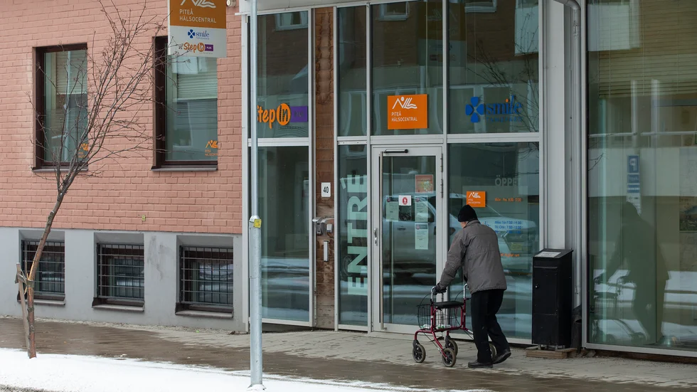 Lättakuten på Piteå hälsocentral återöppnar under tisdagen efter att ha varit stängd sedan i december. Drop-in-systemet har tagits bort och ersätts med ett bokningssystem som är tänkt att korta väntetiderna för patienterna. (Arkivbild)