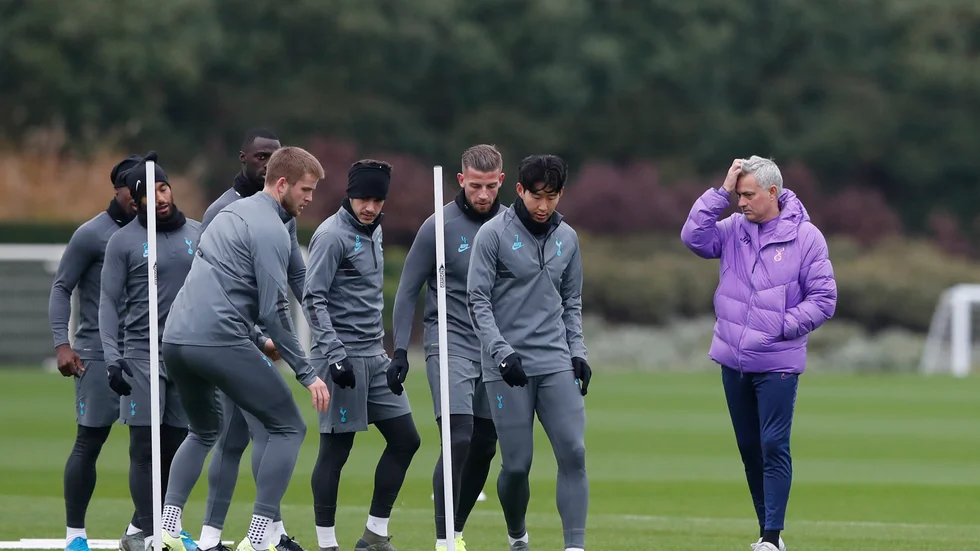 Tottenham och tränaren José Mourinho under en träning tidigare under säsongen. Nu får de en reprimand från klubbledningen för att de tränat tillsammans i en park.