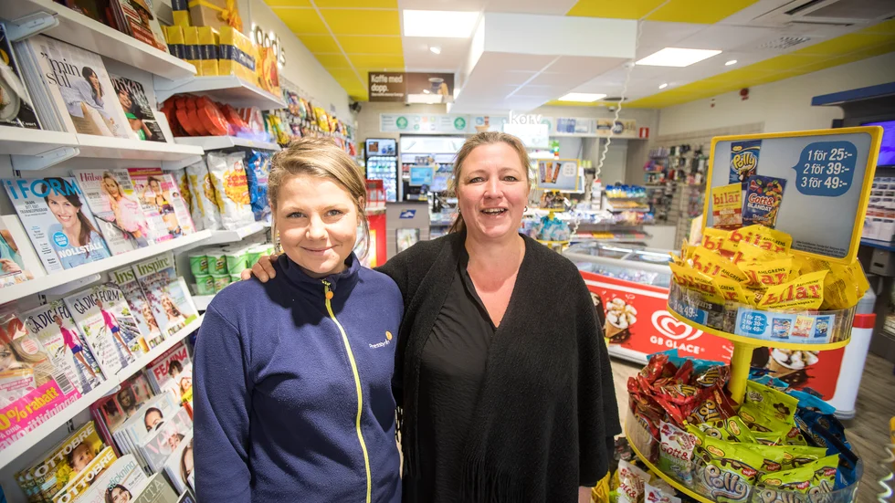 Heltidsanställda Towe Petersson och franchisetagaren Tua Andersen är båda permitterade medan de jobbar vidare i Pressbyrån i Visby. Extrapersonalen har inte fått några nya pass. 