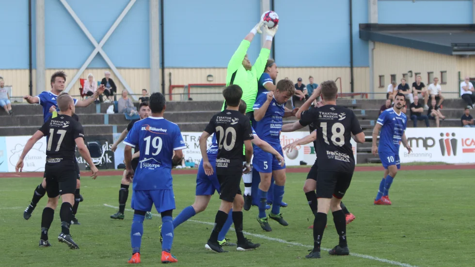 Förra året möttes KSK och Värmbol i DM-fotbollen, nu har båda klubbarna pausat träningen.