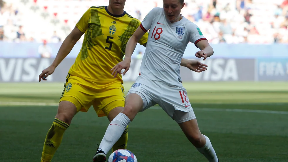 Den svenska stjärnbacken Nilla Fischer får vänta ännu ett år på fotbolls-EM om Sverige kvalar dit. Arkivbild.
