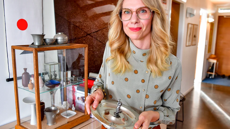 Jenny Nilzon älskar loppisar och samlar på tenn. ”Fatet hittade jag för 150 kronor på en privat loppis i somras. Ett riktigt fynd! Det är ett gammal vackert fat från Svenskt Tenn där knoppen i mitten är en så kallad psykopomp – ett fantasidjur”, säger hon.