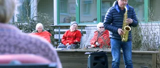 Se när Asko bjuder på konsert på äldreboendet