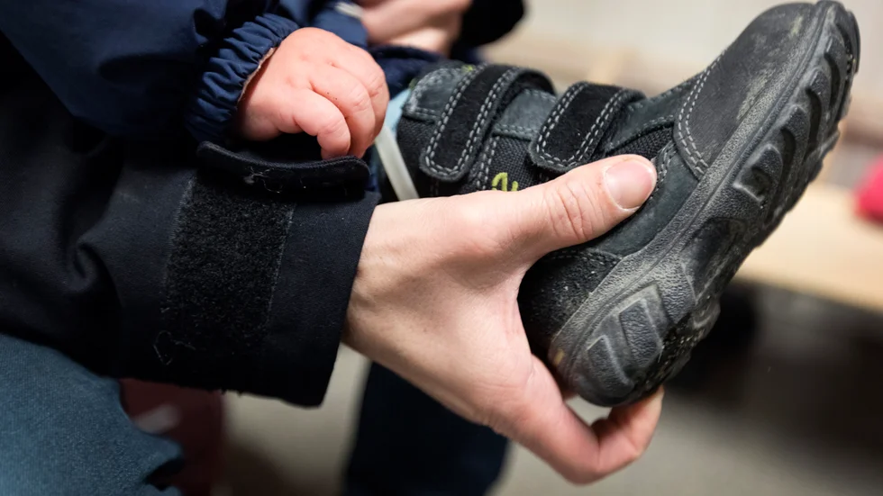 Insändarskribenten menar att för att minimera risken att stänga så måste vi inom förskolorna kunna säga åt de vårdnadshavare som är föräldralediga, arbetssökande samt permitterade att hålla sina barn hemma.