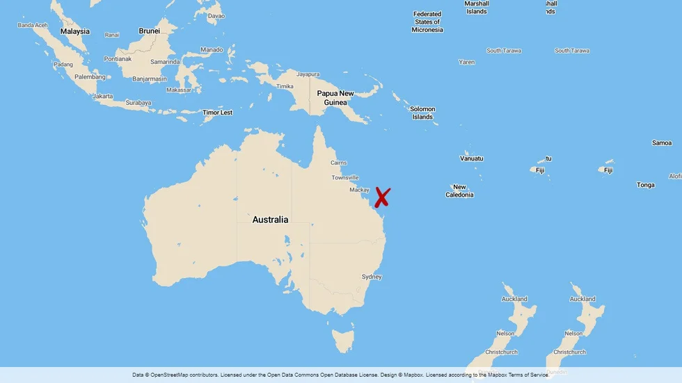 En man har avlidit efter att ha attackerats av en haj vid Stora barriärrevet i Australien.