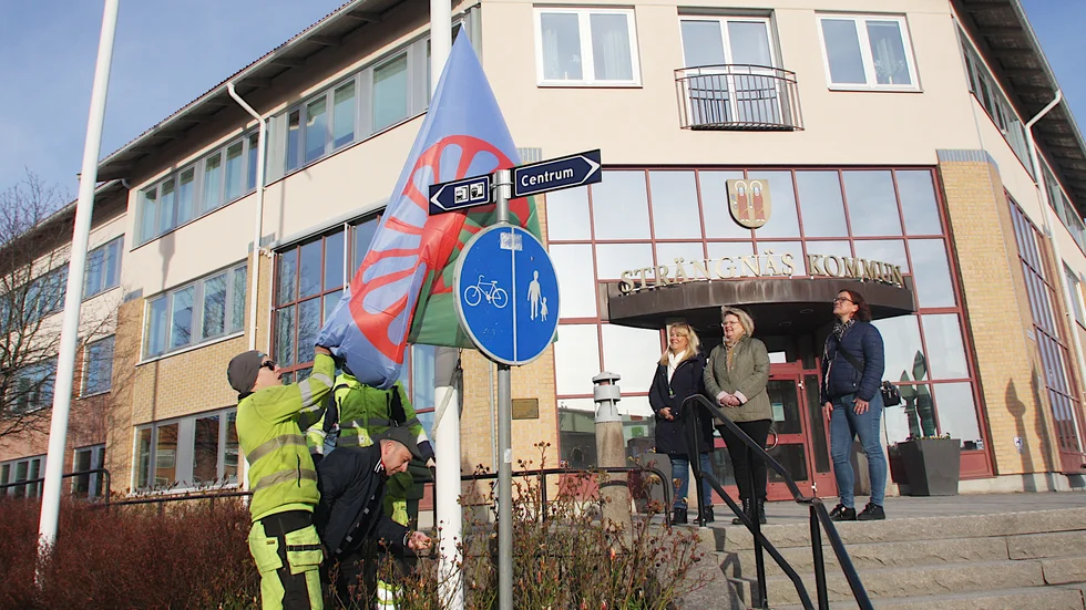 Richard Nyman hissade flaggan med Thom Ollman och Martin Palmgren från kommunen. Politikerna Mia Nerby (C) och Monica Lindell Rylén (S) och Cecilia Boström, utredare på kommunen, fanns också på plats.