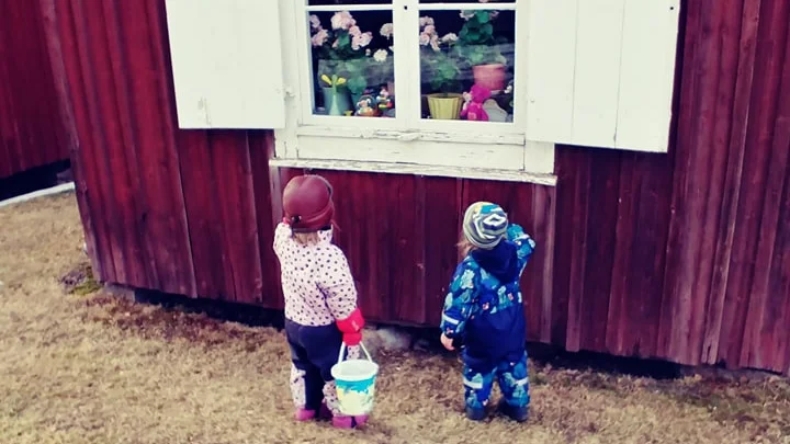 Vega  och Frank räknade nallebjörnar i kyrkstaden i Öjebyn undre påskaftonen.