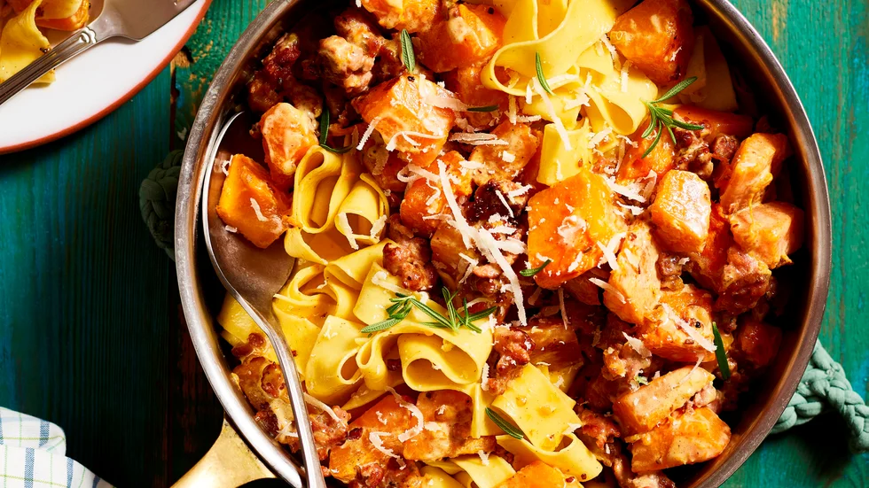 Söt pumpa och smakrik salsiccia som får puttra med vitlök och rosmarin i grädde blir en riktigt läcker pastasås.​