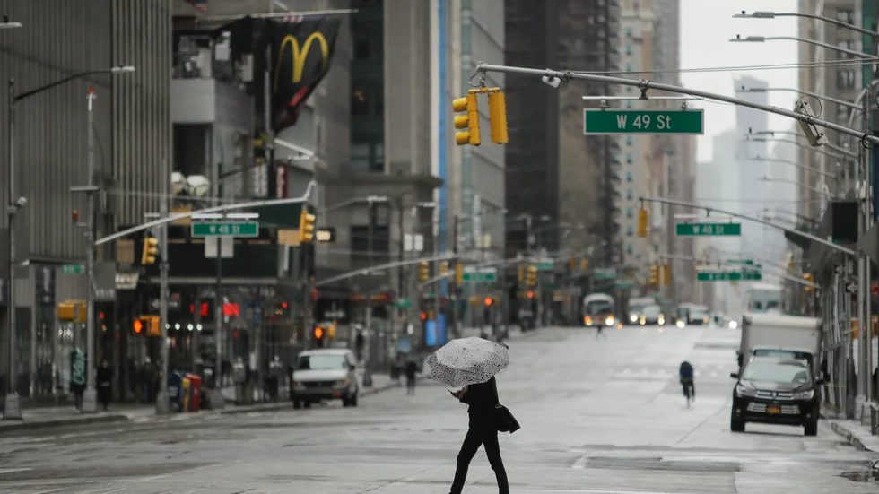 Ett närmast öde Sixth Avenue på Manhattan i New York under fredagen.