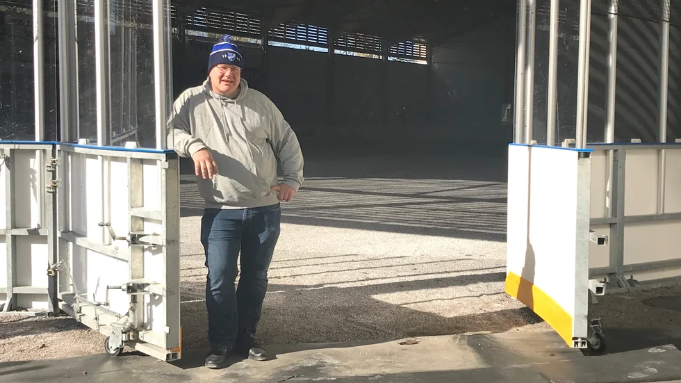 Timmy Cox, klubbchef i IFK Mariefred, som vill ha en riktig ishall. För det krävs ytterligare en vägg och samarbete med kommunen.
