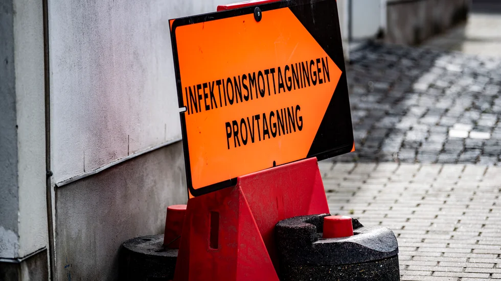 Bedragarna säger att de ska boka in tid för coronatest på hälsocentralen och att du ska logga in med bank-id. Men det är en bluff.