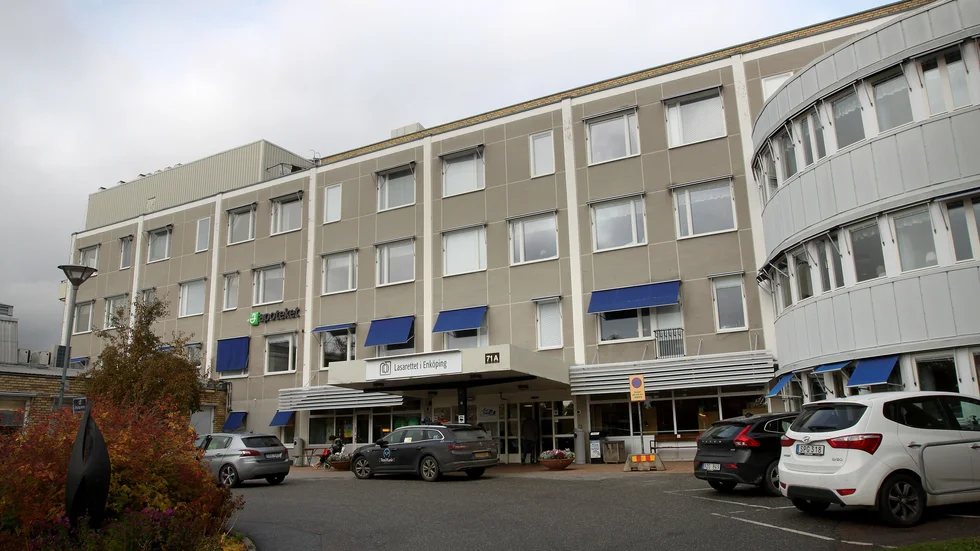 Förra året våldtog en läkare en kvinnlig patient på lasarettet i Enköping.