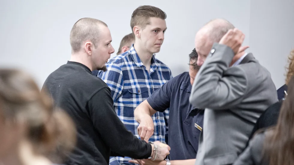 Rasmus Enmark (rutig skjorta) ansökte om resning i sommar med anledning av Krille Hanssons (i svart) kortade straff. (Arkivbild)