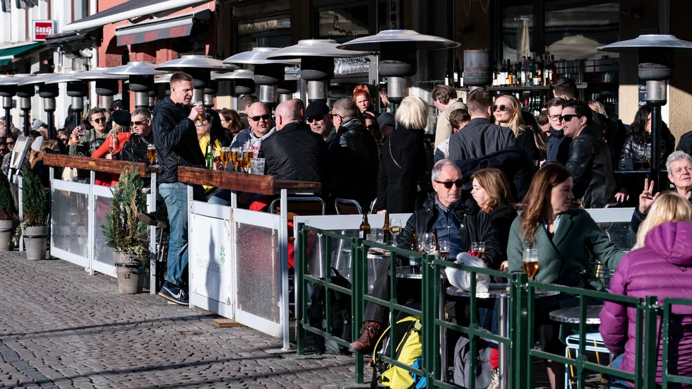 Välfyllda uteserveringar på Lilla torg i Malmö i lördagssolen. Arkivbild.