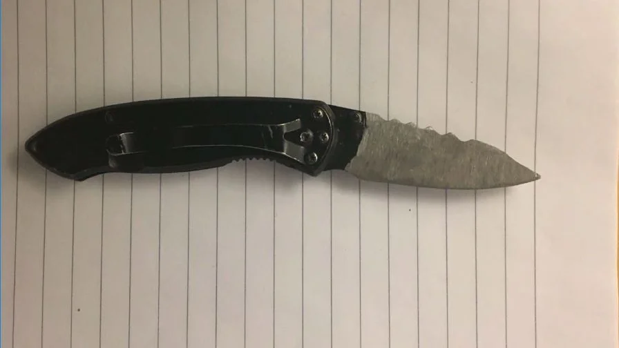 Kniv som misstänks ha använts vid hot mot målsäganden.