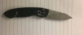 Inspärrad man larmade polis från toaletten