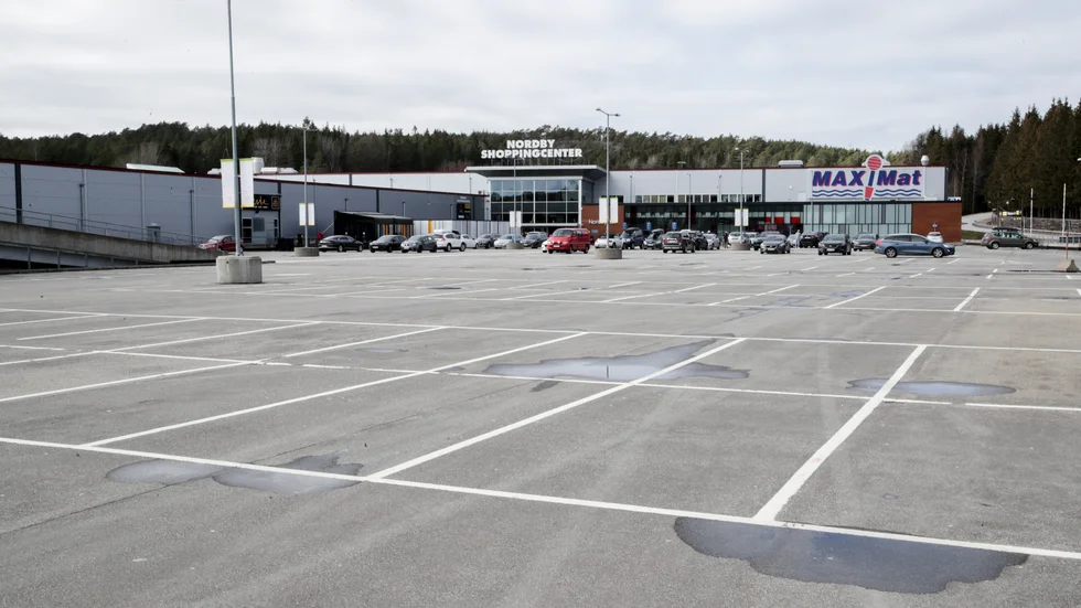 Nordby köpcentrum i Strömstad har varit närmast tomt sedan Norge stängde sina gränser. Bilden är från slutet av mars.