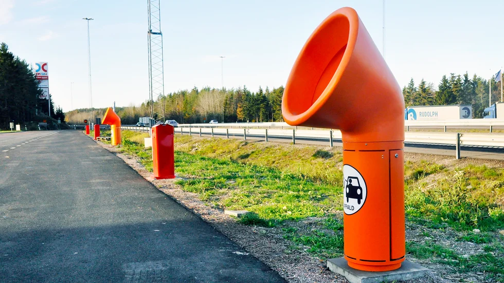 Så här ser de nya skräptrattarna ut på Sillekrogs rastplats för norrgående trafik. De har satts upp för att lastbilschaufförer lättare ska kunna slänga sitt skräp.