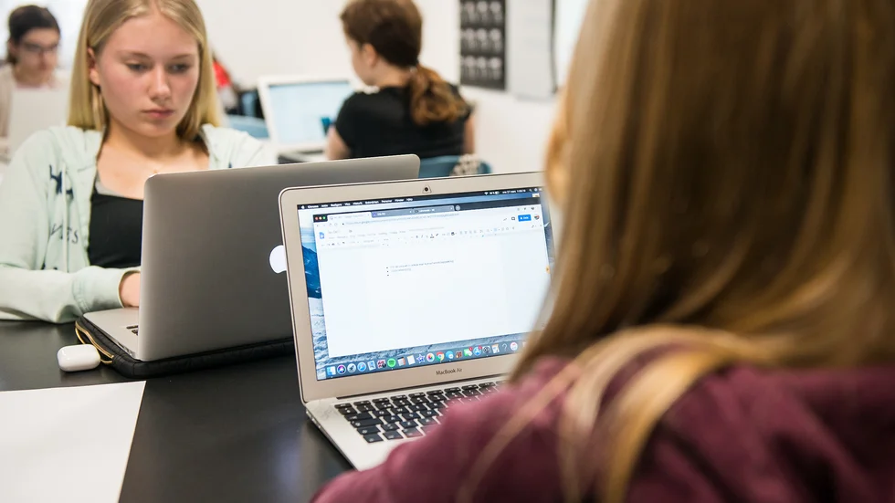 I takt med att skolan digitaliseras ställs nya krav på läromedelsleverantörer. Nu har Flens och Katrineholms kommun tecknat avtal med leverantören Skolon.