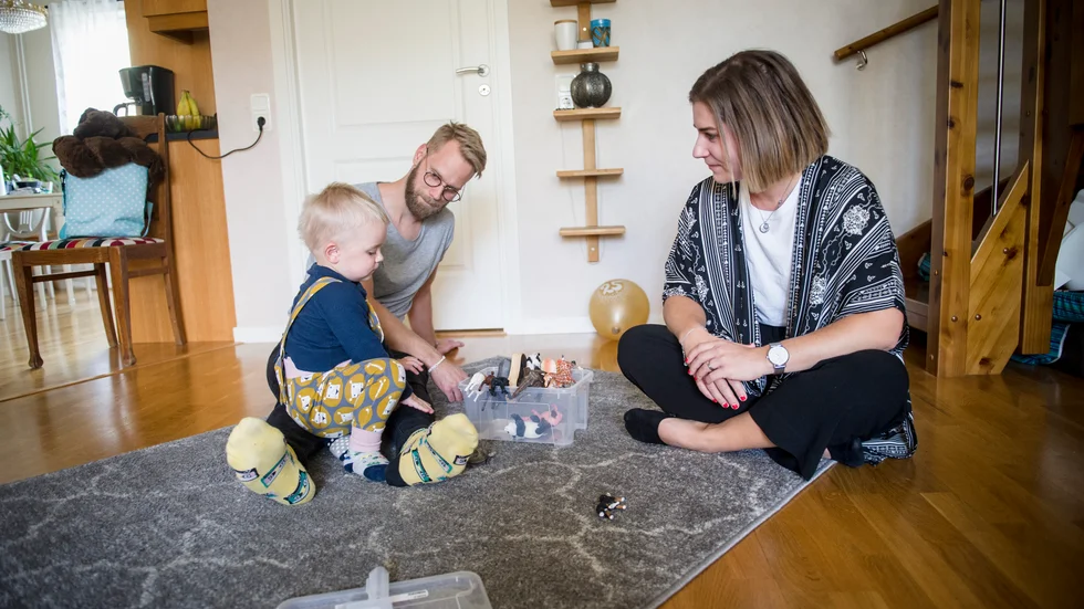 Familjen har bott hos Marias föräldrar under sommaren då Marias föräldrar kunnat bo i sin sommarstuga.