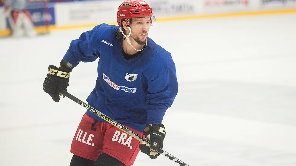 Skridsko- och spelskicklige backen Robin Axbom utnyttjade en kontraktsklausul för att ta chansen i allsvenska Kristianstad - men chanserna har till stor del uteblivit än så länge.