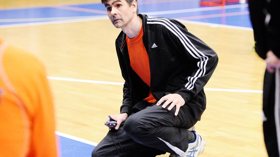 Juha Männistös Notviken hade endast åtta spelare tillgängliga för spel i seriepremiären. 