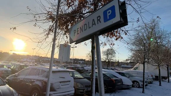 - Våra infartsparkeringar är i första hand en service till kommunens kollektivtrafikresenärer, säger Olov Holst (M), bland annat om beslutet att avgiftsbelägga.