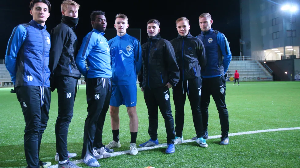 En hel hög med unga talanger som skrivit kontrakt med City. Från vänster: Mohamad Suleiman, Erik Myrgård, Dieu Le Veut Ntumbudi, Theo Forsman, Youssef Khaled, William Wiktander och Wille Rydingsvärd.