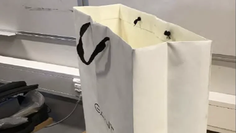 Tjuvarna använde preparerade påsar för att kunna stjäla kläder utan att bli avslöjade. 